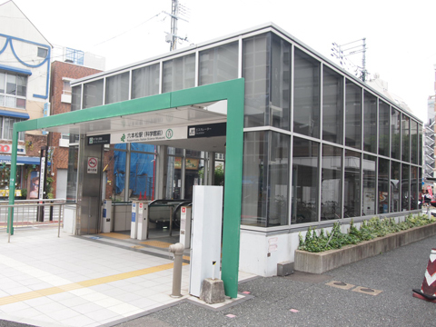 福岡市営地下鉄七隈線　六本松駅