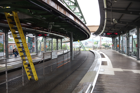 IMG_3454 〔ドイツ〕ヴッパータール空中鉄道　ヴッパーフェルト駅