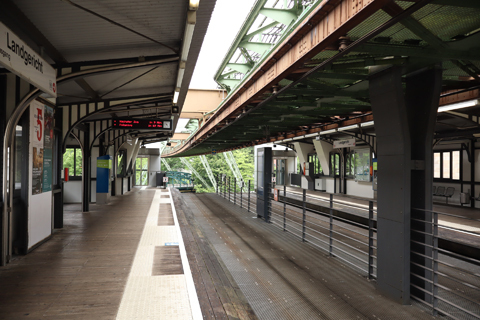 IMG_3626 〔ドイツ〕ヴッパータール空中鉄道　地方裁判所駅