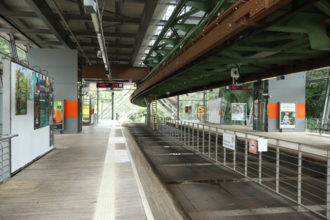 IMG_3715 〔ドイツ〕ヴッパータール空中鉄道　動物園・競技場駅